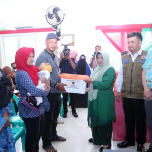 Walikota Rahma Serahkan Bantuan 250 KK Terdampak Banjir 