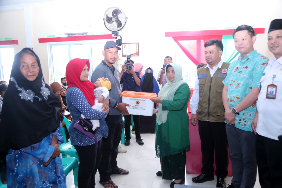 Walikota Rahma Serahkan Bantuan 250 KK Terdampak Banjir 