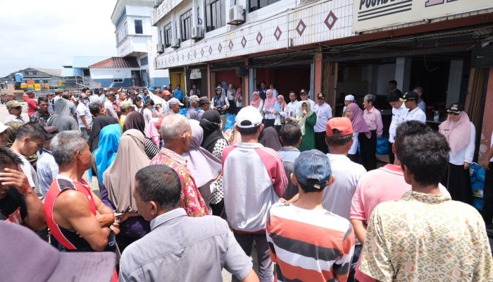 Walikota Serahkan 575 Paket Bahan Makanan Untuk Penambang, Buruh Dan Ojek