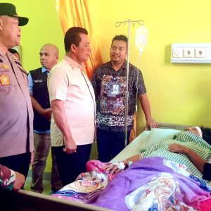Gubernur Ansar Jenguk Korban Longsor yang Dirawat di RSUD Natuna