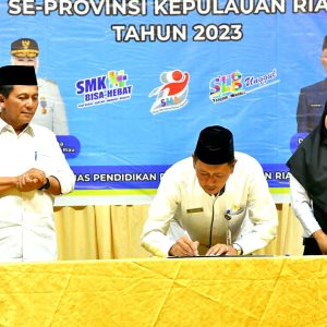 Gubernur Ansar Hadiri Penandatanganan Guru PTK Non ASN Se-Kota Batam