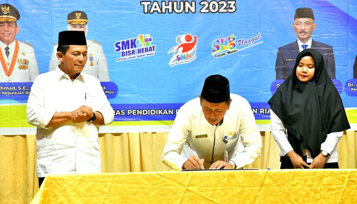 Gubernur Ansar Hadiri Penandatanganan Guru PTK Non ASN Se-Kota Batam