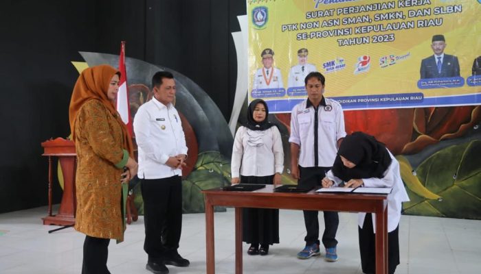 Gubernur Ansar Serahkan SPK Guru Non- ASN SMAN, SMKN Dan SLBN di Lingga
