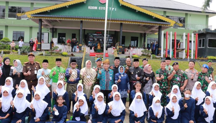 Belasan Ribu Pelajar Putri Tanjungpinang Serentak Minum TTD