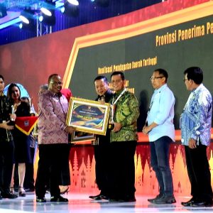 Realisasi Belanja dan Peningkatan PAD Tertinggi Kedua se-Indonesia, Gubernur Ansar Terima 2 Penghargaan Kemendagri