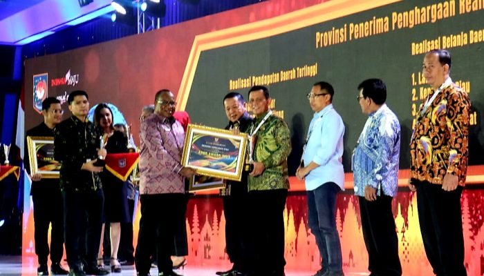 Realisasi Belanja dan Peningkatan PAD Tertinggi Kedua se-Indonesia, Gubernur Ansar Terima 2 Penghargaan Kemendagri