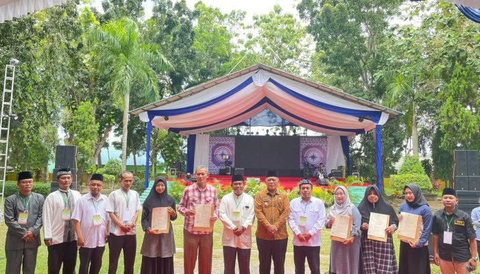 Wawako Serahkan Sertifikat Halal, Ali Busro: Pembuatan Sertifikat Halal Mudah Dan Gratis