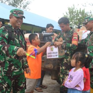 Bansos Korem 033/WP ke-3 kalinya Diserahkan Untuk Korban Longsor Serasan