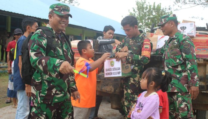 Bansos Korem 033/WP ke-3 kalinya Diserahkan Untuk Korban Longsor Serasan