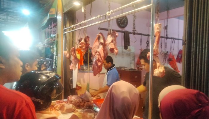 3 Jam Saja Daging Sapi Segar Ludes Terjual, Harga Capai Rp180 Ribu Per Kilo