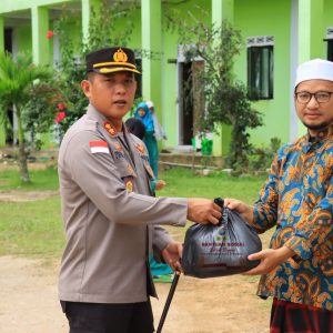 Kapolres Kepulauan Anambas Bagikan Bansos Untuk Ponpes 
