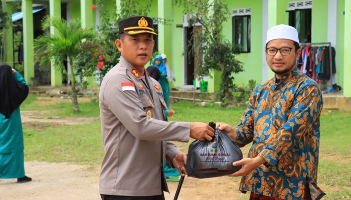 Kapolres Kepulauan Anambas Bagikan Bansos Untuk Ponpes 