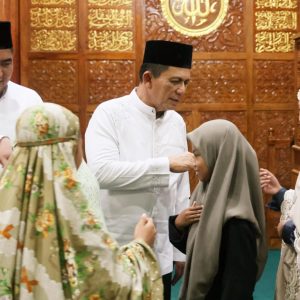 Nyebrang ke Desa Kelong, Gubernur Ansar Sholat Tarawih di Masjid Al Maruf