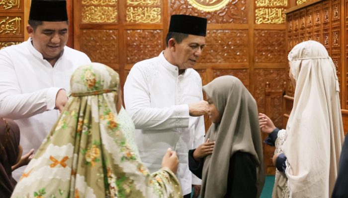 Nyebrang ke Desa Kelong, Gubernur Ansar Sholat Tarawih di Masjid Al Maruf