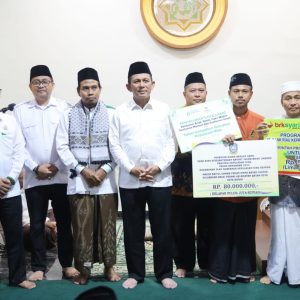 Gubernur Ansar Serahkan Bantuan Hibah Di Masjid Baitul Ummah Rp80 Juta