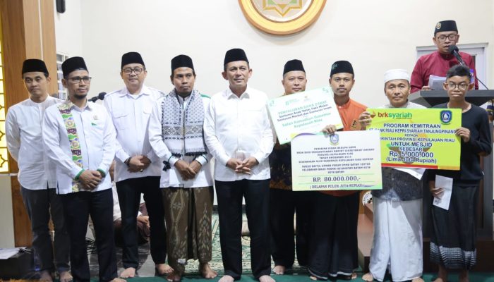 Gubernur Ansar Serahkan Bantuan Hibah Di Masjid Baitul Ummah Rp80 Juta