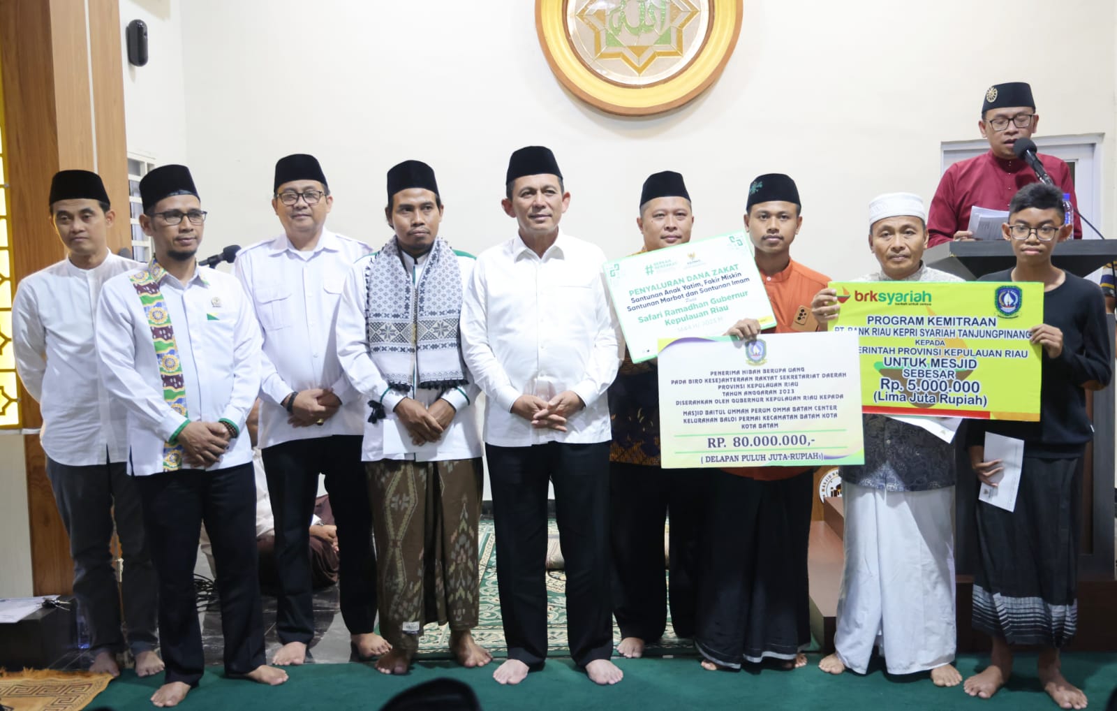Gubernur Ansar Serahkan Bantuan Hibah Di Masjid Baitul Ummah Rp80 Juta