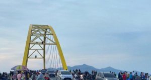 Jembatan Kuning Karimun Tempatnya Wisatawan Berswafoto