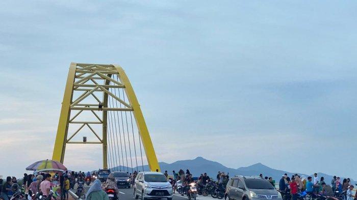 Jembatan Kuning Karimun Tempatnya Wisatawan Berswafoto
