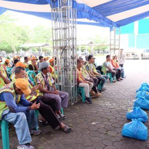 Bersama Baznas, Walikota Rahma Serahkan Bantuan Sembako Untuk 198 Juru Parkir