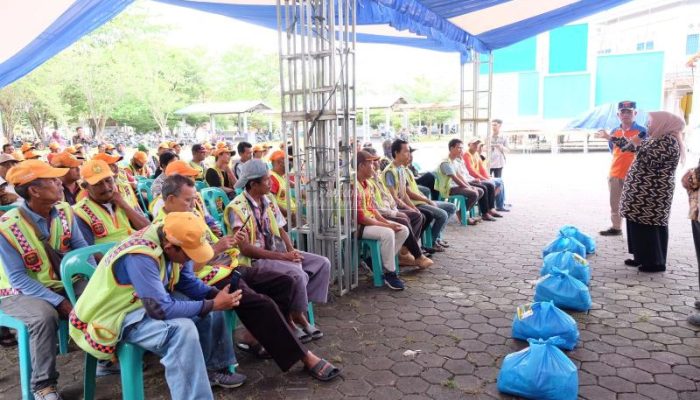 Bersama Baznas, Walikota Rahma Serahkan Bantuan Sembako Untuk 198 Juru Parkir