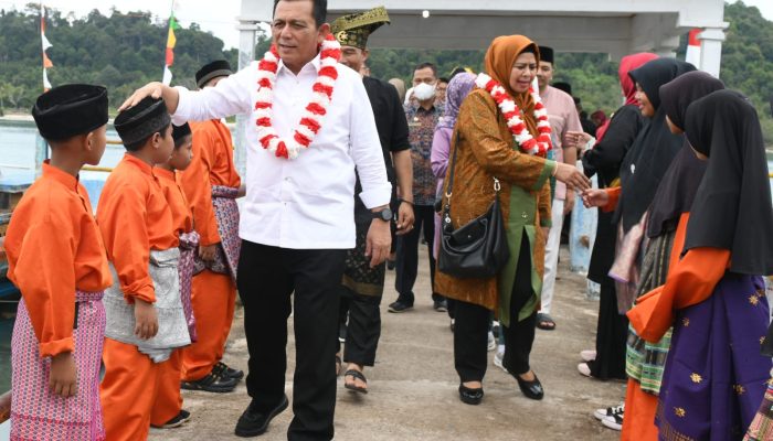 Gubernur Ansar Serahkan Bantuan RT, RW di Kecamatan Senayang Lingga