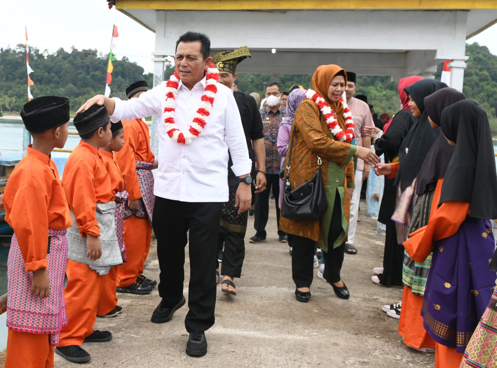 Gubernur Ansar Serahkan Bantuan RT, RW di Kecamatan Senayang Lingga