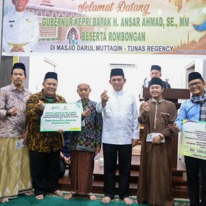 Gubernur Ansar Safari Ramadhan di Masjid Darul Muttaqin Serahkan Bantuan Hibah Rp100 Juta