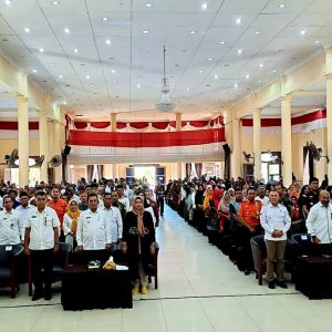 Gubernur Ansar Serahkan Berbagai Insentif dan Bantuan Longsor Serasan