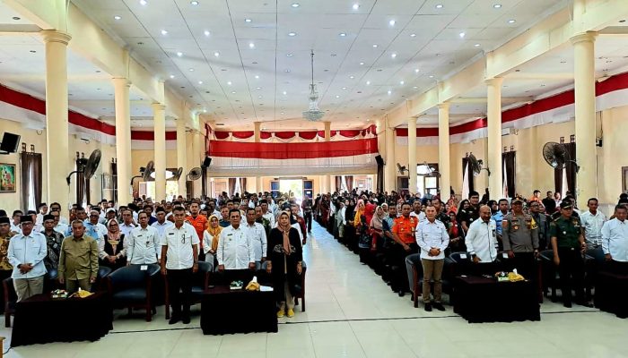 Gubernur Ansar Serahkan Berbagai Insentif dan Bantuan Longsor Serasan