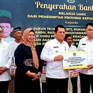 Gubernur Ansar Serahkan Berbagai Bantuan Untuk Masyarakat Natuna