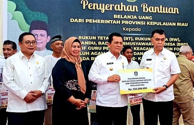 Gubernur Ansar Serahkan Berbagai Bantuan Untuk Masyarakat Natuna