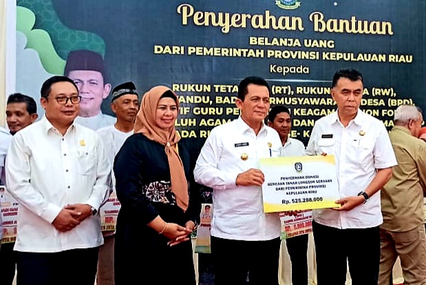 Gubernur Ansar Serahkan Berbagai Bantuan Untuk Masyarakat Natuna