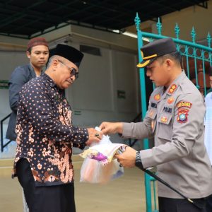 Kapolres Kepulauan Anambas Bagikan Bansos Untuk Pengurus Masjid