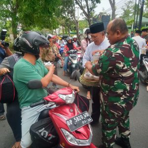 Jelang Buka Puasa, Wawako Dampingi KOREM 033/WP Bagikan Takjil