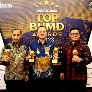 Gubernur Ansar Terima Penghargaan TOP BUMD Awards Tahun 2023