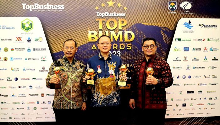 Gubernur Ansar Terima Penghargaan TOP BUMD Awards Tahun 2023