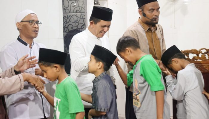 Ramadhan Malam ke-16, Gubernur Ansar Safari Ramadhan Di Masjid Al Hijrah