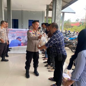 Kapolres Kepulauan Anambas Salurkan Bansos Untuk Masyarakat