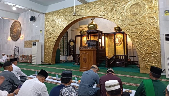 Peringatan Nuzulul Qur’an Di Masjid Agung Al Hikmah, Rahma Serahkan Bantuan Rp5 Juta