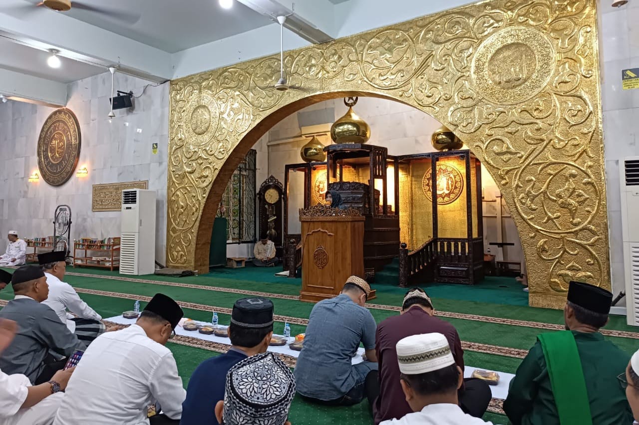 Peringatan Nuzulul Qur’an Di Masjid Agung Al Hikmah, Rahma Serahkan Bantuan Rp5 Juta