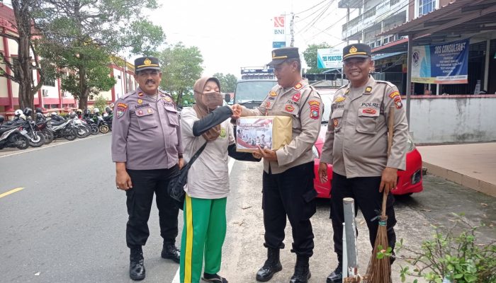 Ramadhan, Tukang Sapu Jalanan Terima Paket Bapokting Polda Kepri 