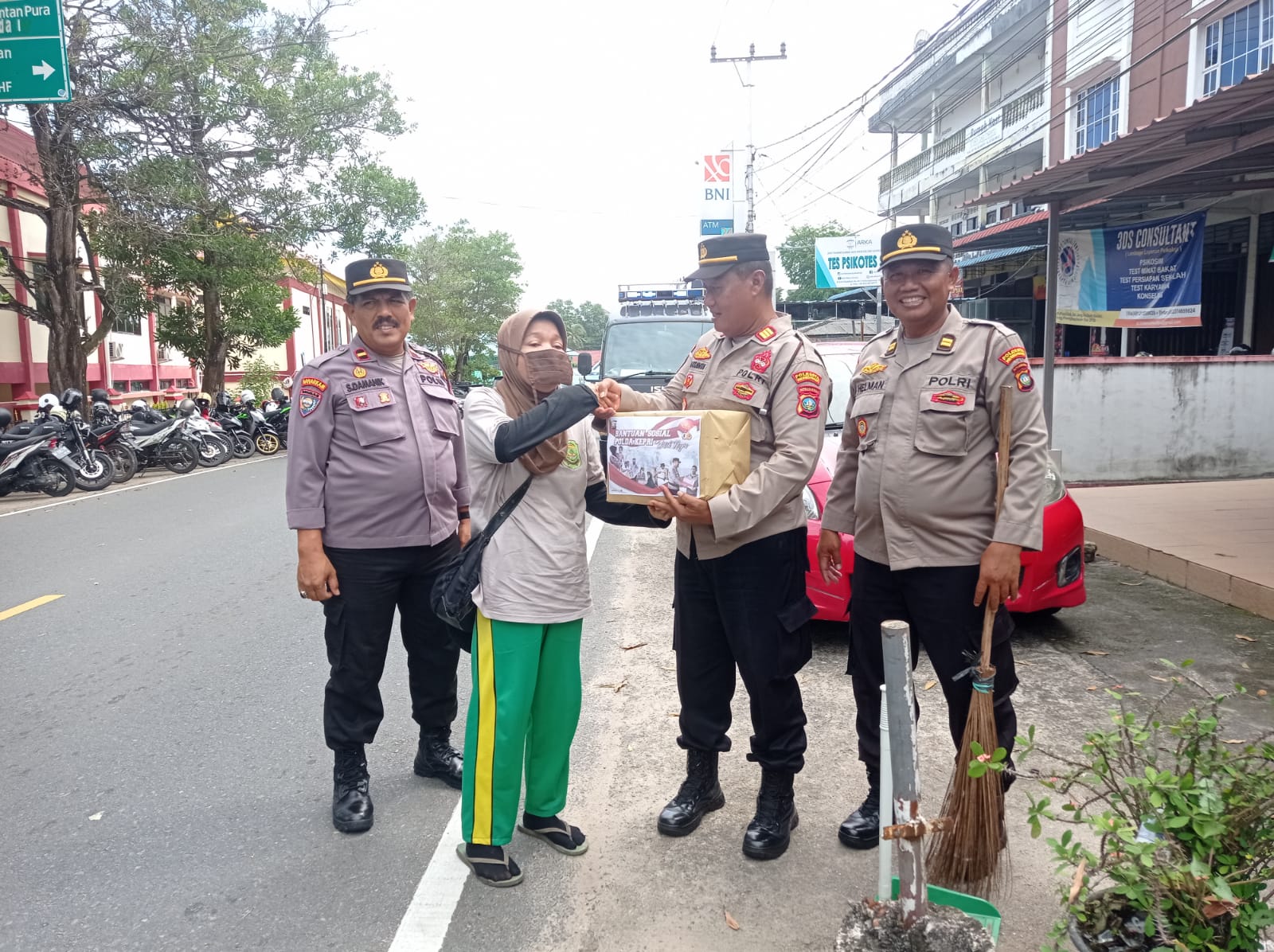 Ramadhan, Tukang Sapu Jalanan Terima Paket Bapokting Polda Kepri 
