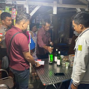 Polsek Jajaran Polres Bintan Amankan Puluhan Botol Miras Arak Putih dan Petasan