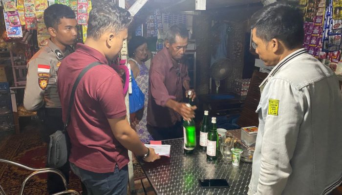 Polsek Jajaran Polres Bintan Amankan Puluhan Botol Miras Arak Putih dan Petasan