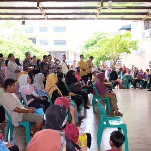 Warga Kelurahan Kemboja Dan Bukit Cermin Terima Bantuan Beras 10 Kg Per KPM