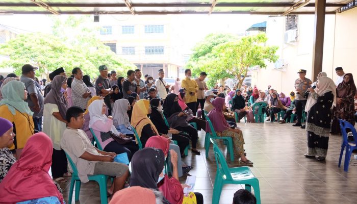 Warga Kelurahan Kemboja Dan Bukit Cermin Terima Bantuan Beras 10 Kg Per KPM