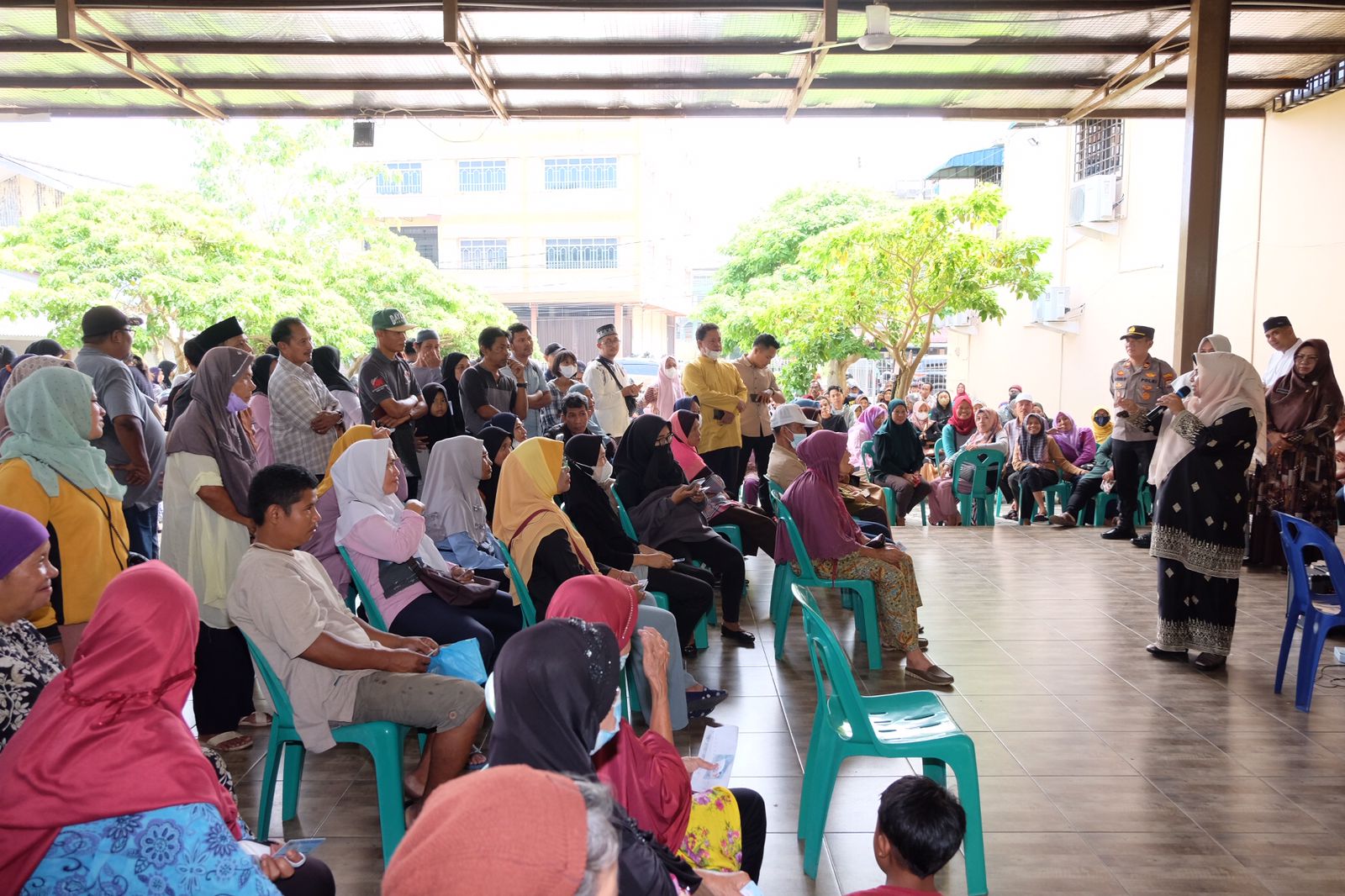 Warga Kelurahan Kemboja Dan Bukit Cermin Terima Bantuan Beras 10 Kg Per KPM
