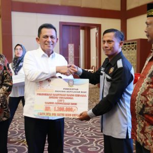 Gubernur Ansar Serahkan Berbagai Bantuan dan Insentif untuk Masyarakat Tanjungpinang