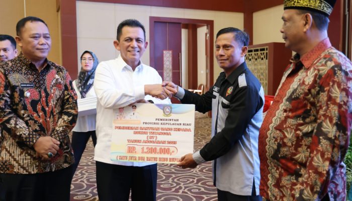 Gubernur Ansar Serahkan Berbagai Bantuan dan Insentif untuk Masyarakat Tanjungpinang